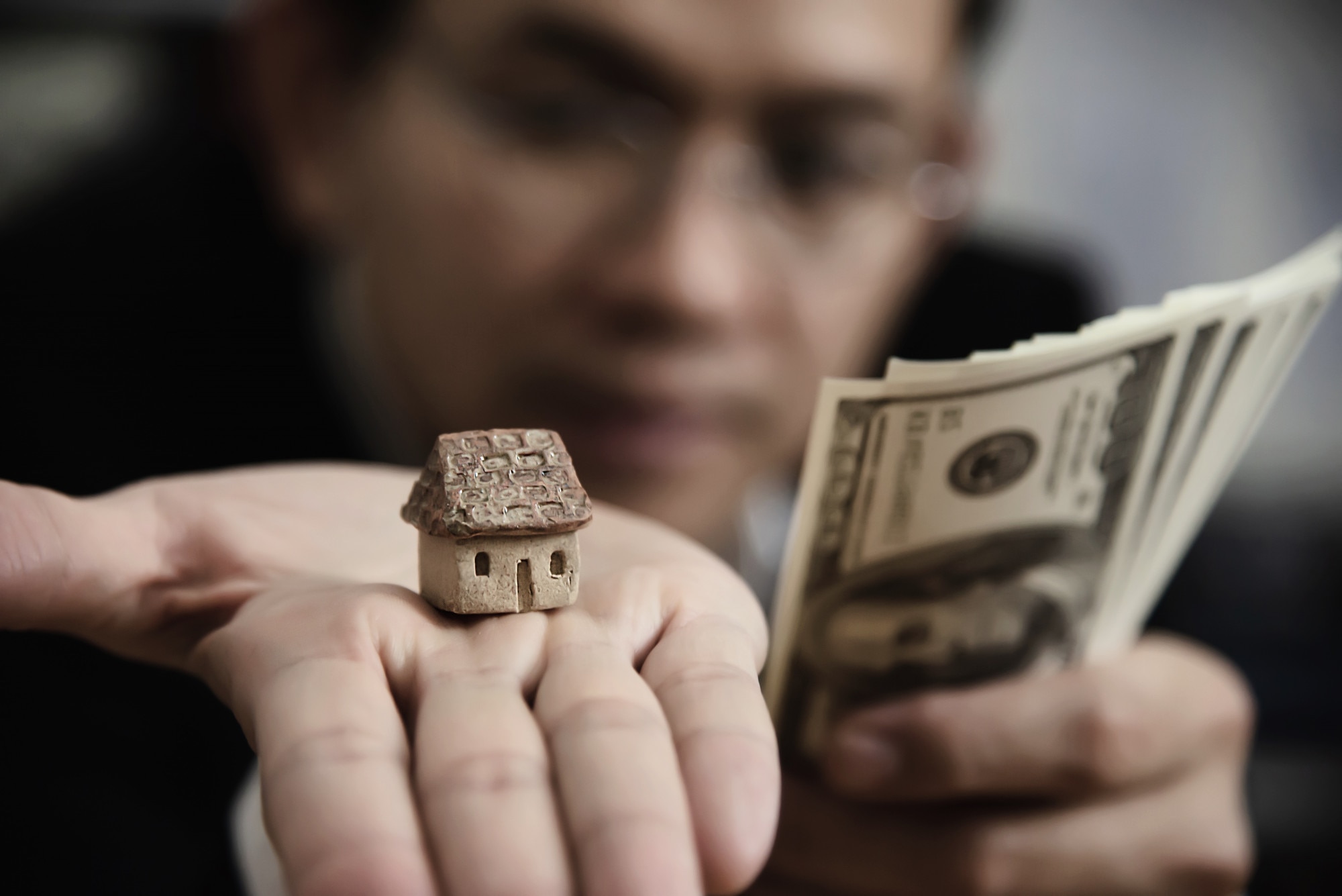 How Currency Exchange Rates Affect Buying Villas in Azerbaijan
