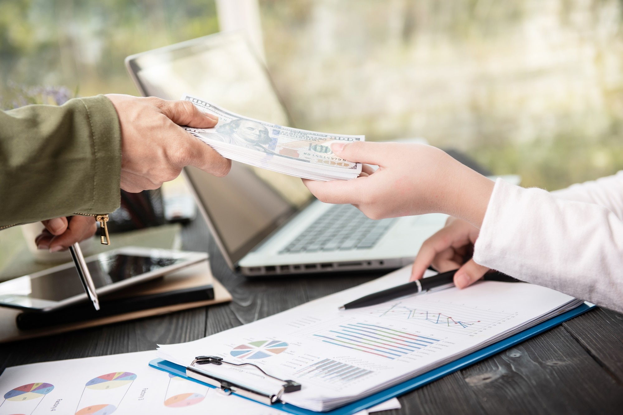 How Currency Exchange Rates Affect Buying Villas in Azerbaijan
